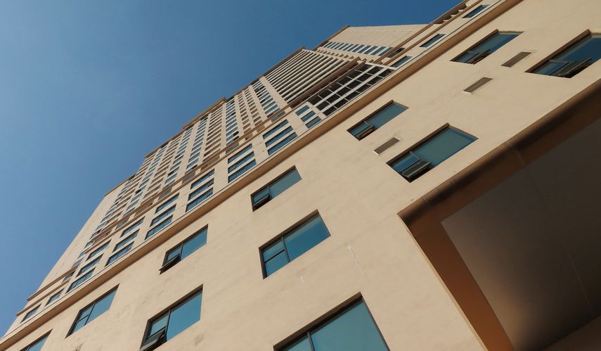 Vista parcial de la fachada de un hotel en Miami.