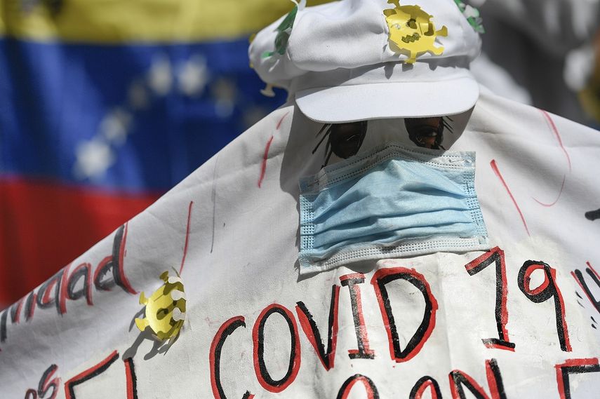 Un manifestante grita consignas bajo un disfraz de fantasma durante una manifestación de maestros exigiendo mejores salarios en Caracas, Venezuela, el Día Mundial de los Docentes, el lunes 5 de octubre de 2020, en medio de la pandemia de COVID-19.&nbsp;