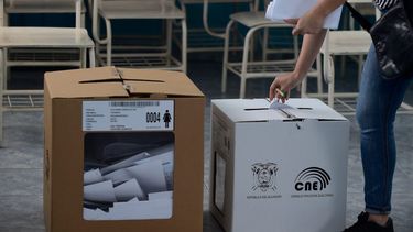 Una mujer ecuatoriana emite su voto en la escuela de Costa Rica durante las elecciones generales, en Quito, Ecuador, el 7 de febrero de 2021. Las urnas abiertas el domingo para las elecciones generales de Ecuador en las que un socialista y un exbanquero compiten por el liderazgo de una nación sitiada. por profundos problemas económicos.