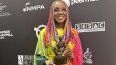 La cantante cubana Lucrecia posa con el premio La Musa al legado de Celia Cruz.&nbsp;