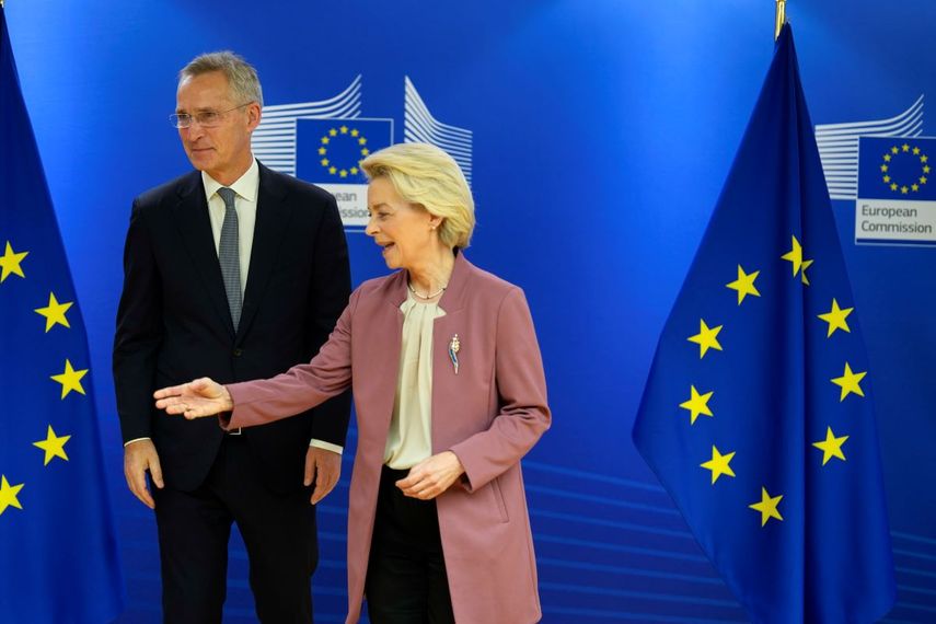 La presidenta de la Comisión Europea, Ursula von der Leyen, habla con el secretario general de la OTAN, Jens Stoltenberg, en la sede de la UE, Bruselas, el 15 de noviembre de 2023