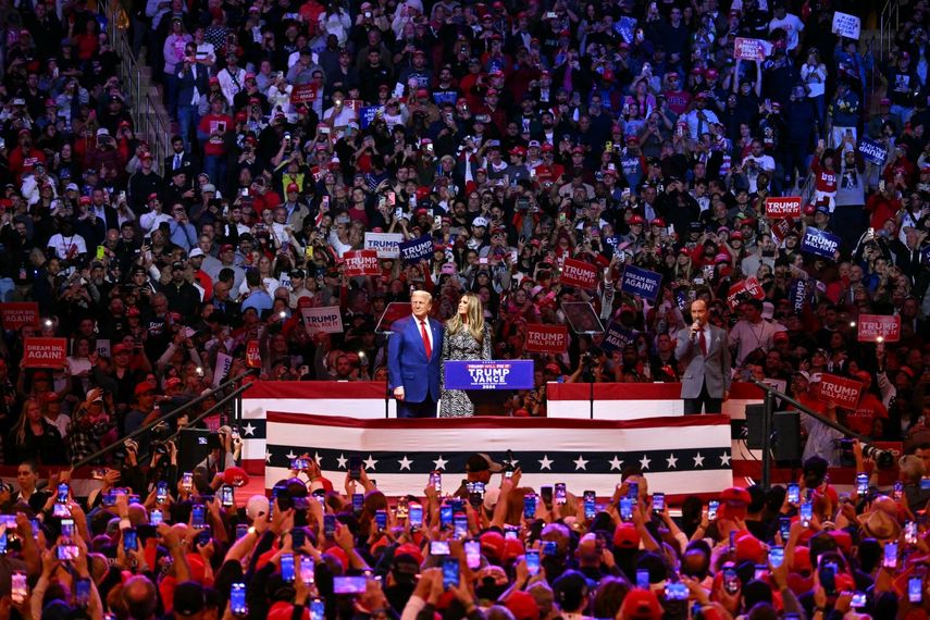 Vista de miles de asistentes en el Madison Square Garden lleno en su totalidad en el mitin de campaña de Trump, su esposa e hijos, líderes republicanos y otros oradores.