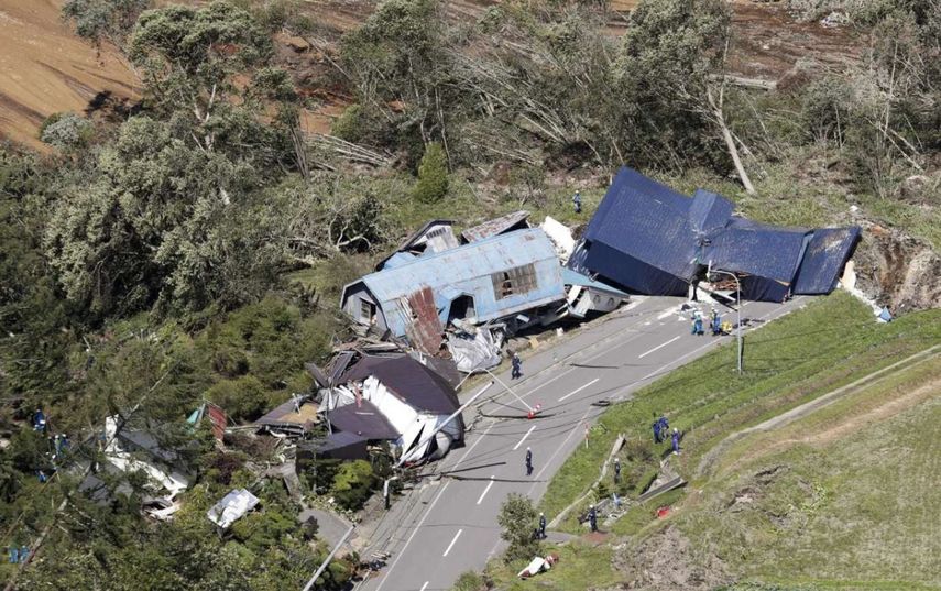 Varias casas afectadas por un deslizamiento de tierra como consecuencia del terremoto de 6,7 que sacudió a Japón.