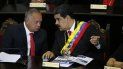El dictador venezolano Nicolás Maduro, derecha, habla con Diosdado Cabello, el número dos del régimen. El dictador venezolano Nicolás Maduro, derecha, habla con Diosdado Cabello, el número dos del régimen.