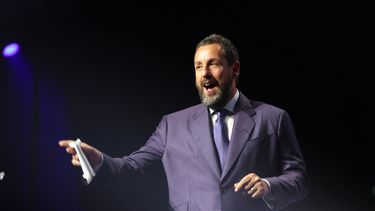 Adam Sandler recibe el Premio del Presidente en el escenario durante la 37ª edición de los Premios del Festival Internacional de Cine de Palm Springs en el Centro de Convenciones de Palm Springs el 3 de enero de 2026 en Palm Springs, California.