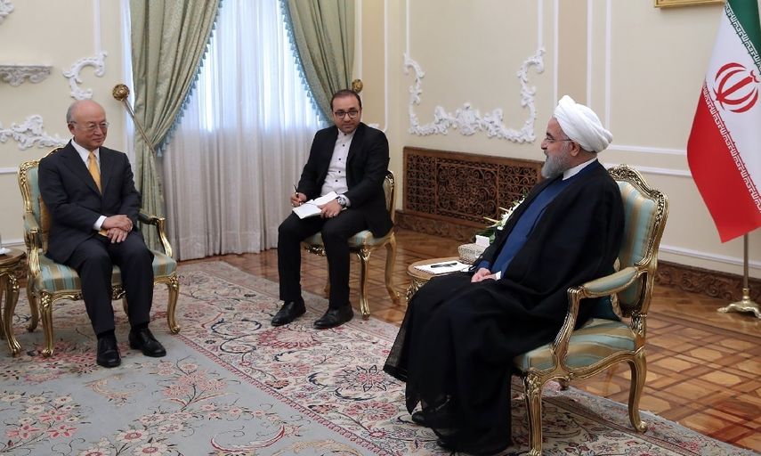 El presidente iraní Hassan Rouhani (der.) hablando con el Director General de la Agencia Internacional de Energía Atómica (AIEA) Yukiya Amano (izq.) en la oficina presidencial en Teherán, Irán, el 29 de octubre de 2017.