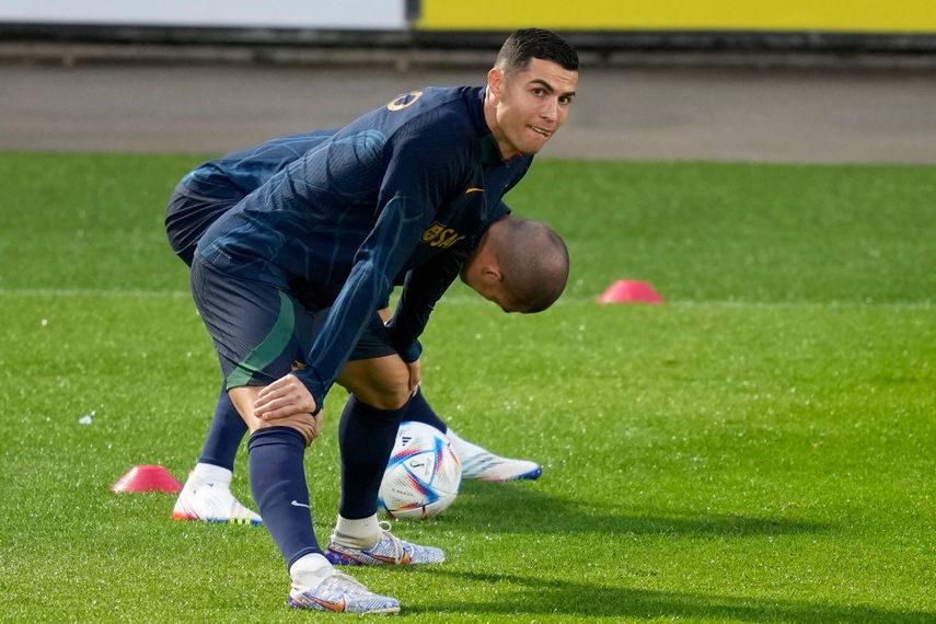 Cristiano Ronaldo se estira durante un entrenamiento de la selección de Portugal en Oeiras, en las afueras de Lisboa, el lunes 14 de noviembre de 2022.&nbsp;