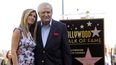 La actriz Jennifer Aniston posa con su padre John Aniston, después de ser galardonada con una estrella en el Paseo de la Fama de Hollywood en Los Angeles el 23 de febrero de 2012.