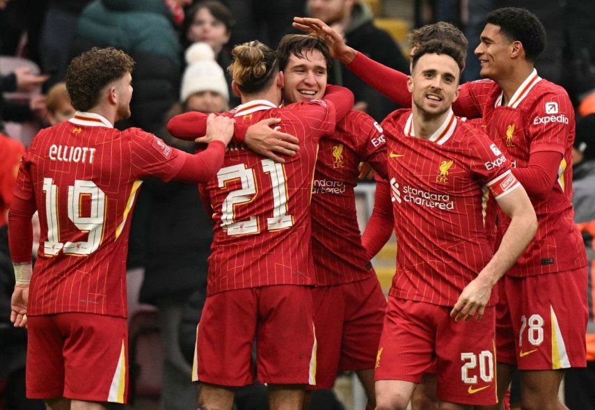 Jugadores del Liverpool celebran el cuarto gol del equipo en un partido contra el Accrington Stanley, el 11 de enero de 2025.