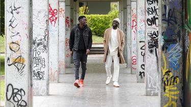 El autor y guionista Antonio Dikele Distefano, a la derecha, y el actor Giuseppe Dave Seke caminan en Milán, Italia, el martes 27 de abril de 2021. La serie de Netflix Zero, que se estrenó el mes pasado a nivel mundial, es la primera producción italiana con un elenco predominantemente afrodescendiente.