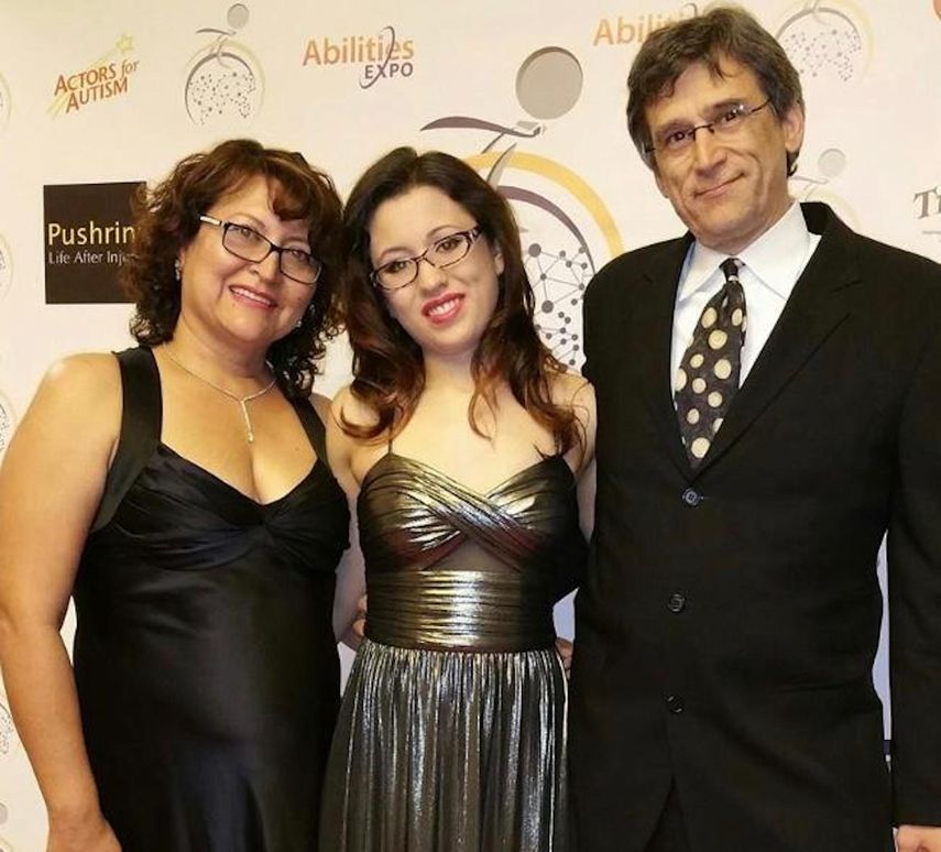 Sandra Vielma y su esposo Patrick Eidemiller posan para una foto junto a Dani. 
