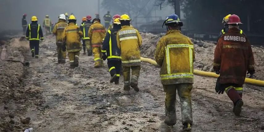 Bomberos durante el incendio de la Base de Supertanqueros de Matanzas, Cuba. 