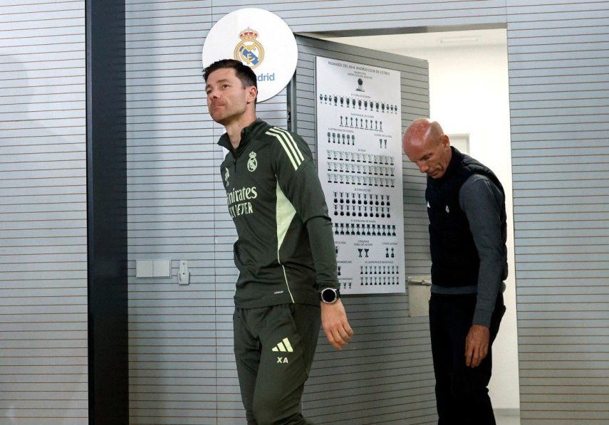 El entrenador español del Real Madrid, Xabi Alonso, llega a una conferencia de prensa antes del partido de fútbol de la liga española entre el Deportivo Alavés y el Real Madrid CF en la Ciudad Deportiva Real Madrid de Valdebebas, cerca de Madrid, el 13 de diciembre de 2025.&nbsp;