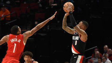 El base de los Trail Blazers de Portland, Damian Lillard, dispara por encima del alero de los Rockets de Houston, Jabari Smith Jr., en la primera mitad del juego del domingo 26 de febrero de 2023.