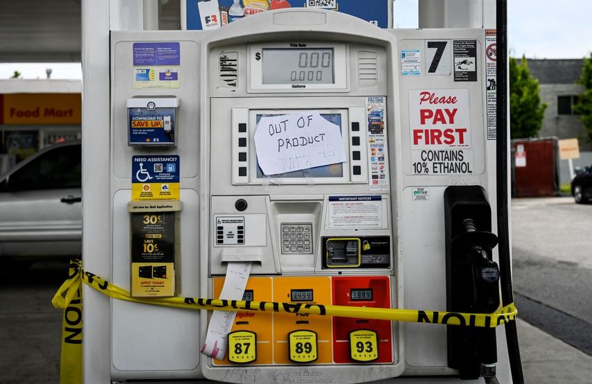 Un letrero en una gasolinera Shell indica que no hay combustible.