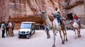 Turistas recorren Petra en carros eléctricos o encima de camellos. Turistas recorren Petra en carros eléctricos o encima de camellos.