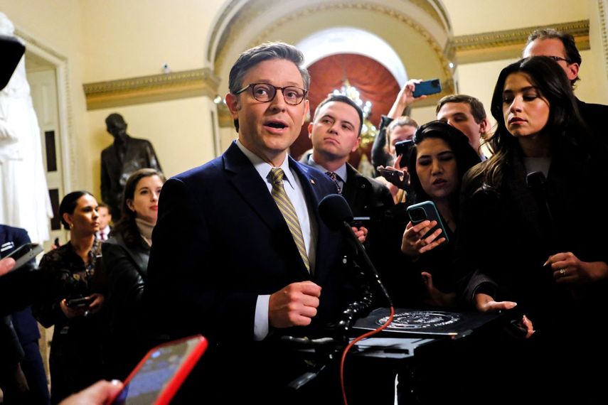 El presidente de la Cámara de Representantes de EE. UU., Mike Johnson (C), habla con periodistas en el Capitolio de EE. UU., en Washington, DC, el 20 de diciembre de 2024.