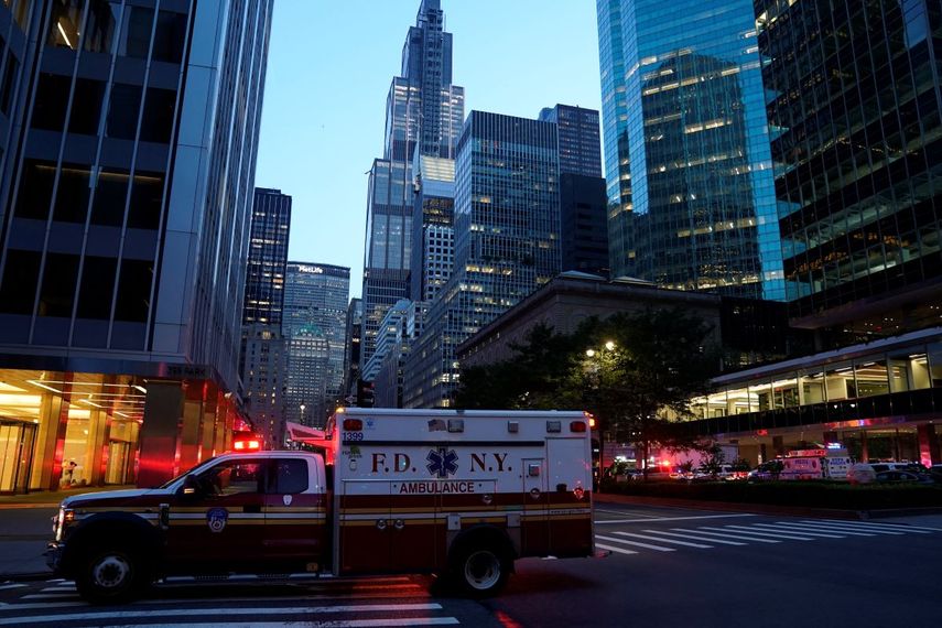 Un camión de bomberos y vehículos policiales se observan mientras la policía responde a un tiroteo en el barrio de Midtown Manhattan de Nueva York el 28 de julio de 2025. La policía invadió Midtown Manhattan el lunes, mientras el alcalde de la ciudad de Nueva York declaraba que se estaba investigando un tiroteo activo, en medio de informes de que un agente de policía había sido alcanzado. La comisionada de policía de la ciudad de Nueva York, Jessica Tisch, declaró que el pistolero, que andaba suelto en el concurrido Midtown de Manhattan, había sido neutralizado.&nbsp;
