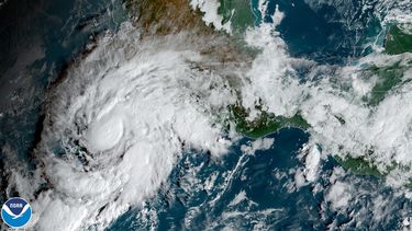 Esta imagen de satélite tomada al 21 de octubre del 2022 y proveída por NOAA muestra la tormenta tropical Roslyn acercándose a la costa mexicana del Pacífico.&nbsp; 