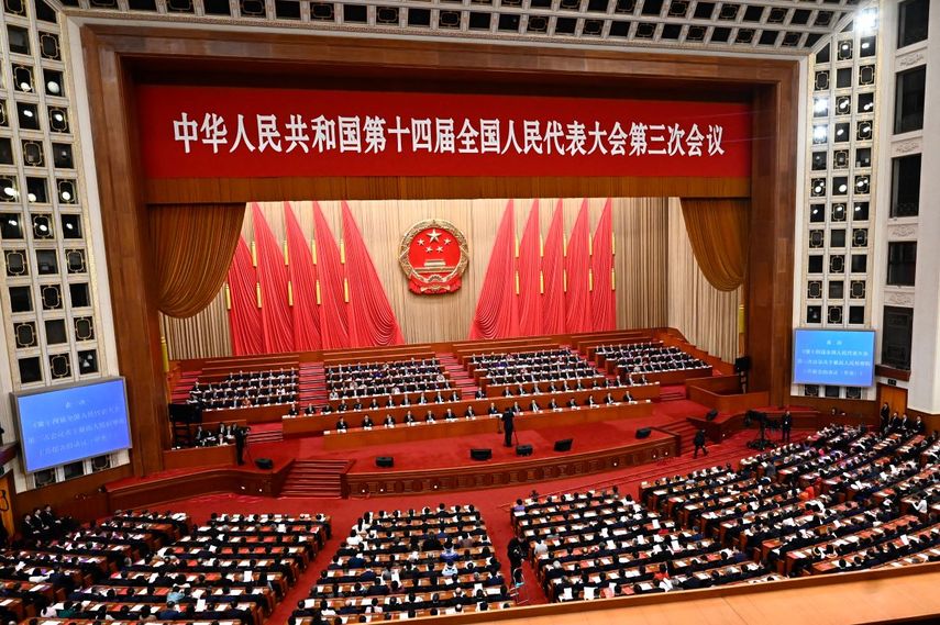 Vista general de los delegados que asisten a la sesión de clausura de la Asamblea Popular Nacional (APN) en el Gran Palacio del Pueblo de Pekín el 11 de marzo de 2025. China iniciará sus reuniones legislativas anuales, conocidas como las Dos Sesiones, la próxima semana, atrayendo a miles de delegados de todo el país a Pekín.&nbsp;