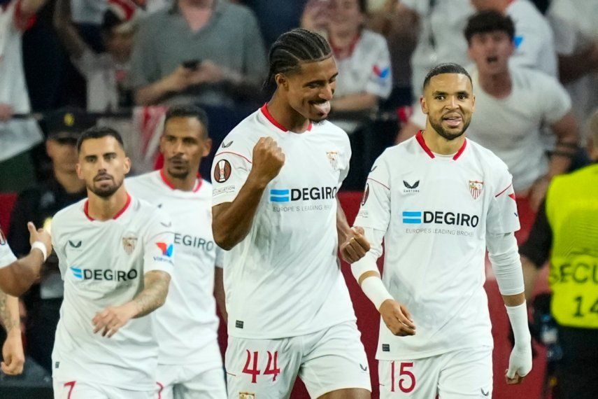 Loic Bade (centro) celebra el segundo gol del Sevilla en la victoria 3-0 ante el Manchester United en los cuartos de final de la Liga de Campeones, el jueves 20 de abril de 2023.