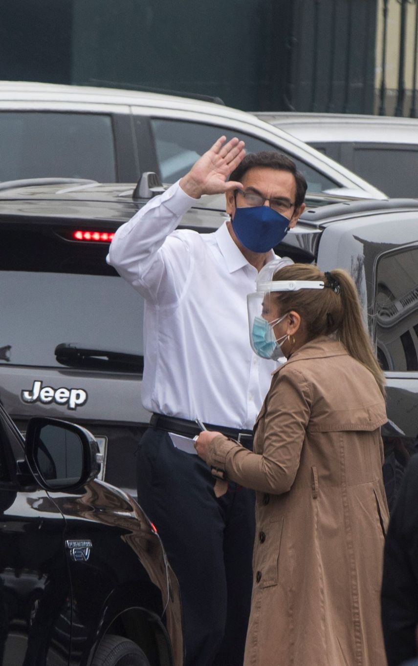 El presidente Mart&iacute;n Vizcarra saluda a los periodistas el viernes 18 de septiembre de 2020 despu&eacute;s de dirigirse al Congreso, en Lima, Per&uacute;.