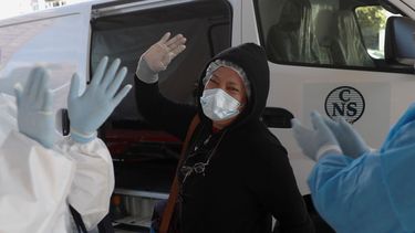 &nbsp; Una mujer dice adi&oacute;s despu&eacute;s de salir de un centro de aislamiento establecido en el Hotel Real Plaza, en La Paz, Bolivia, el viernes 15 de mayo de 2020. &nbsp;