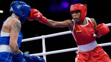 La colombiana Ingrit Valencia (derecha) pelea con Nazym Kyzaibay de Kazajistán en los 50 kilogramos del boxeo de mujeres en los Juegos Olímpicos de París 2024, el sábado 3 de agosto del 2024.