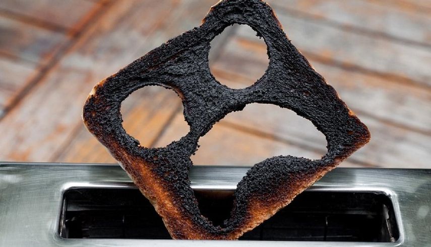 Mientras más oscura esté la comida, tras el proceso de cocción, más acrilamida contiene. (Archivo)