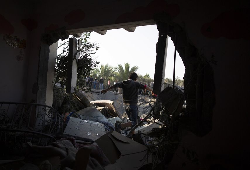 Un ni&ntilde;o palestino cruza un agujero en la pared de una casa destrozada tras un ataque a&eacute;reo israel&iacute; nocturno, en Khan Younis, en el sur de la Franja de Gaza, el 14 de noviembre de 2019.&nbsp;