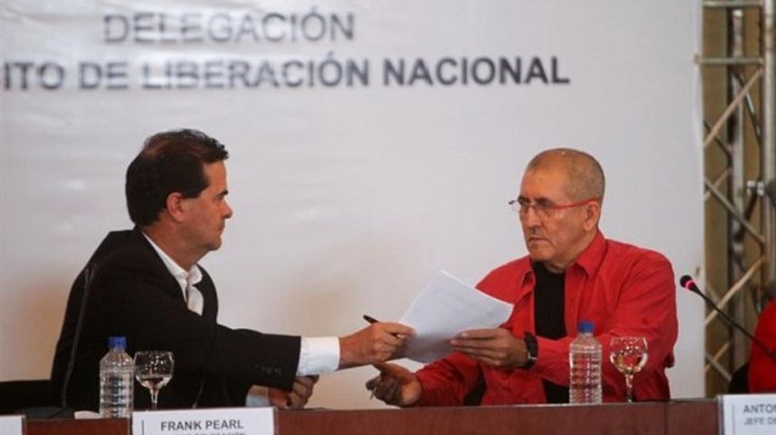 Los jefes de las delegaciones negociadoras, Frank Pearl (Gobierno) y Antonio García (ELN). (CORTESÍA/euitb.us)