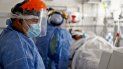 Trabajadores de la salud revisan a un paciente con COVID-19 en la UCI del Hospital San Roque de Córdoba, Argentina, el 6 de julio de 2021. Argentina está a punto de llegar a las 100.000 muertes por COVID-19. Trabajadores de la salud revisan a un paciente con COVID-19 en la UCI del Hospital San Roque de Córdoba, Argentina, el 6 de julio de 2021. Argentina está a punto de llegar a las 100.000 muertes por COVID-19.