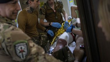 Paramédicos atienden a un soldado ucraniano herido, el martes 7 de junio de 2022, en la región de Donetsk, en el este de Ucrania.&nbsp;