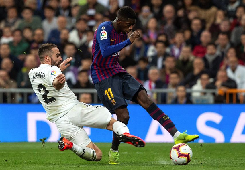 El delantero francés del FC Barcelona&nbsp;Ousmane&nbsp;Dembele&nbsp;(d) lucha con Dani Carvajal, del Real Madrid, durante un partido entre el Real Madrid y FC Barcelona.&nbsp;