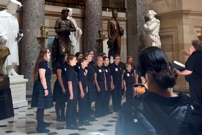 En esta imagen tomada de un video, miembros del Coro Infantil Rushingbrook de Greenville, Carolina del Sur cantan el himno nacional de Estados Unidos en el Salón Nacional de las Estatuas, en el Capitolio, el viernes 26 de mayo de 2023, en Washington.&nbsp;