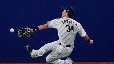 El jardinero Masataka Yoshida, de la selección japonesa de béisbol, intenta atrapar un imparable de Triston Casas, del equipo estadounidense, en la séptima entrada del partido durante los Juegos Olímpicos de 2020, en Yokohama, Japón, el 2 de agosto de 2021. El toletero firmó con Medias Rojas de Boston 