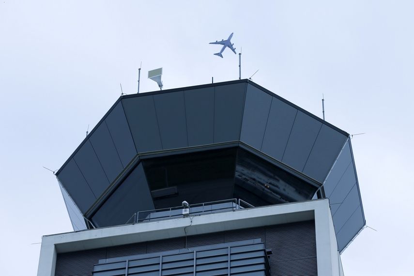 En esta fotografía de archivo del lunes 22 de abril de 2019, un avión vuela encima de la torre de control sur del Aeropuerto Internacional OHare de Chicago.&nbsp;&nbsp;