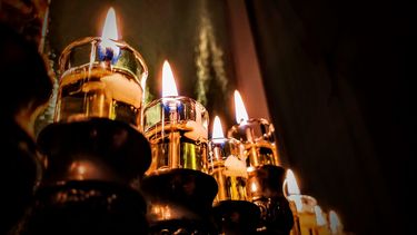 El candelabro januquiá cuenta con ocho velas, una por cada uno de los días de janucá.