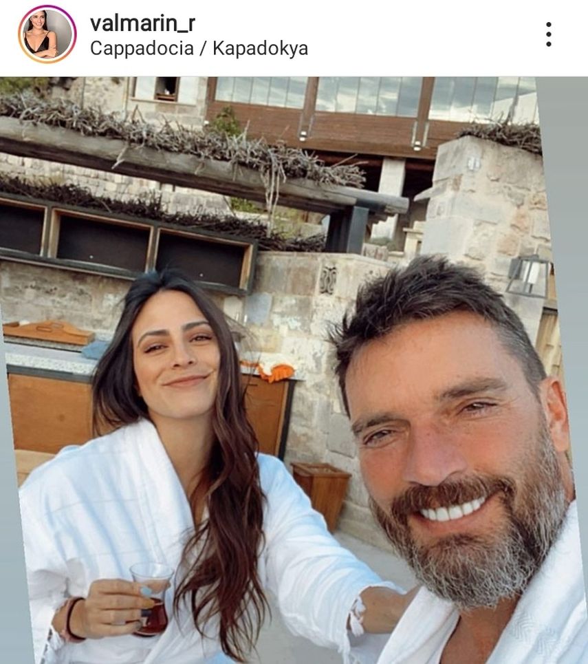 La periodista Valeria Marín junto a Julián Gil.&nbsp;