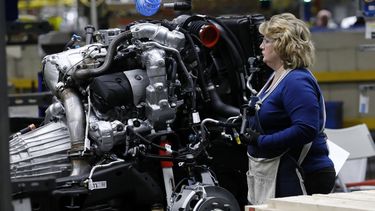Una mujer trabaja en una planta de ensamblaje de General Motors en Michigan.