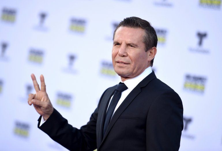 Julio César Chávez llega a los Latin American Music Awards en el Dolby Theatre el jueves 26 de octubre de 2017 en Los Ángeles. 