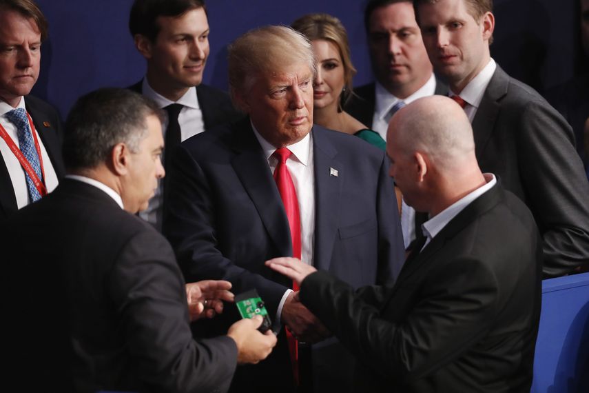 El círculo de Trump confiaba en detener esa fuga de apoyos con el debate de este domingo en San Luis (Misuri), en el que el magnate resistió los ataques de su rival, la demócrata Hillary Clinton