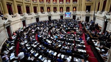 Los legisladores se reúnen antes de comenzar el debate sobre un proyecto de ley promovido por el presidente argentino Javier Milei en el Congreso en Buenos Aires, Argentina, el miércoles 31 de enero de 2024.