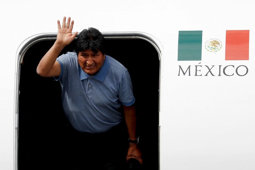 Evo morales El expresidente boliviano Evo Morales saluda a su llegada a la Ciudad de M&eacute;xico, el martes 12 de noviembre de 2019