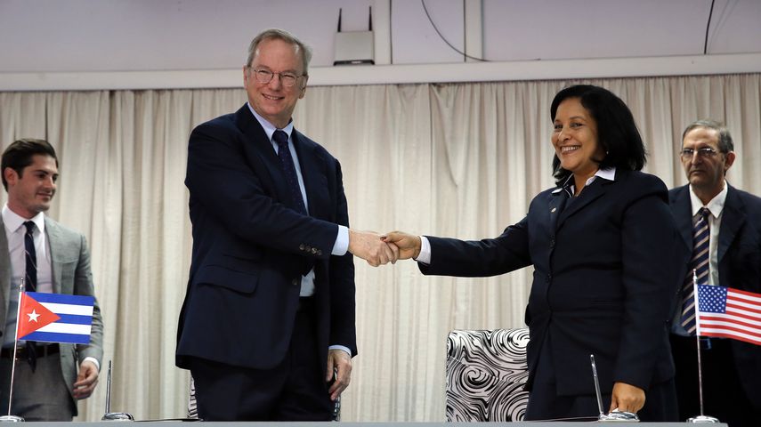 &nbsp;El presidente Ejecutivo de&nbsp;Google, Eric Schmidt &nbsp;y la presidenta de la Empresa Estatal de Telecomunicaciones de Cuba (Etecsa), Mayra Arevich Marín.