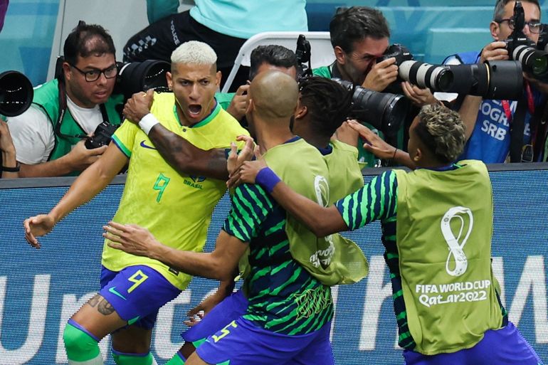 El delantero brasileño, Richarlison, celebra con sus compañeros después de anotar el primero de sus dos goles en el encuentro de su selección frente a Serbia en el Mundial de Catar.
