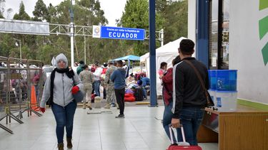 Decenas de migrantes de&nbsp;Venezuela&nbsp;han quedado varados en la zona fronteriza con Colombia pues estaban en camino cuando Ecuador anunció, por sorpresa, la medida el pasado jueves.