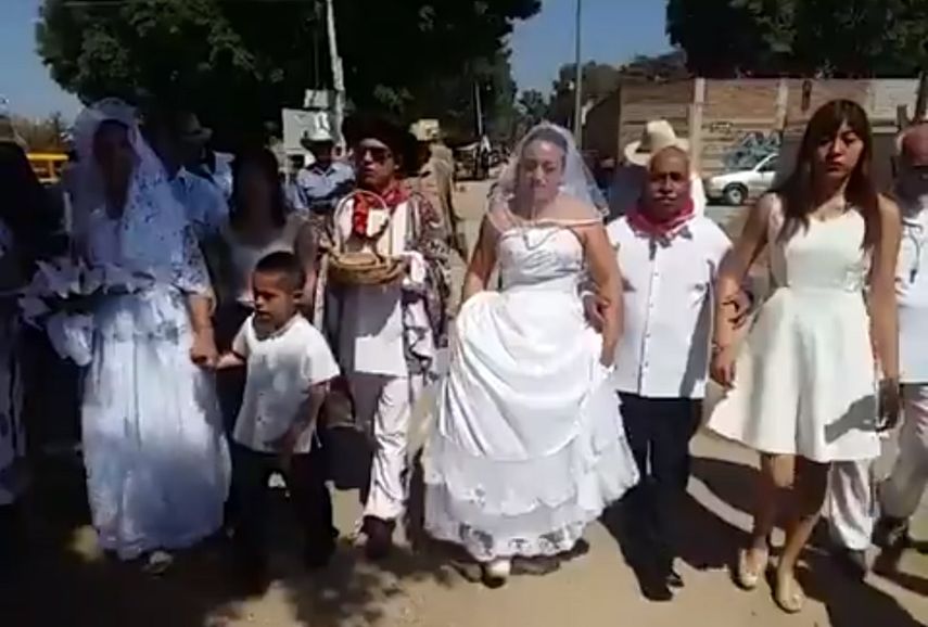 Los novios y las novias aparecieron con distintos vestidos&nbsp;en un acto simbólico para pedir respeto a la Madre Tierra en el estado mexicano de Oaxaca..
