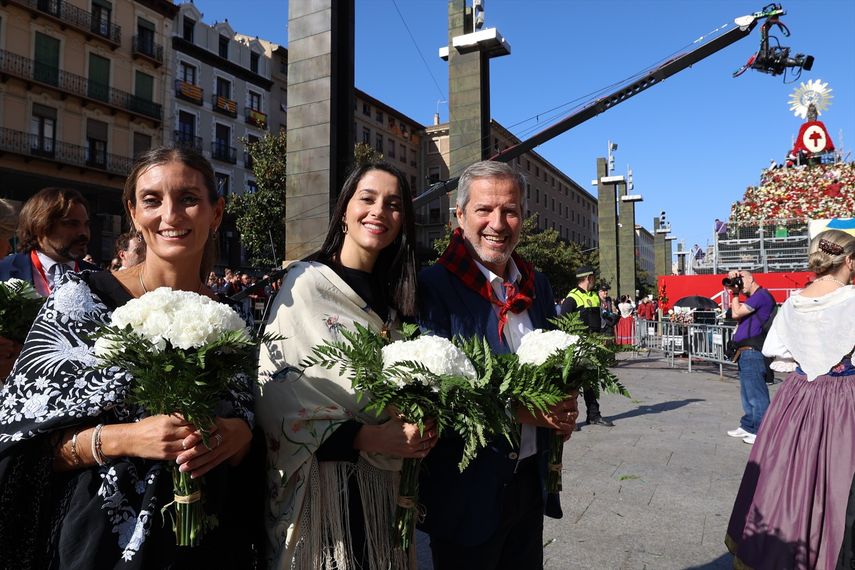 Autoridades de España posan vestidos con el traje típico de maño durante la tradicional ofrenda de flores a la Virgen del Pilar en el día de su festividad el 12 de octubre de 2022.