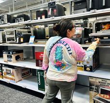 Una mujer revisa un minihorno en&nbsp; una tienda en Estados Unidos.